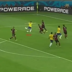 O Brasil, diga-se, tinha começado o jogo levemente melhor, ao menos nos cinco primeiros minutos, quando chutou duas vezes a gol. Depois do primeiro gol alemão, a seleção só voltaria a finalizar quase 30 minutos depois, com uma fraca tentativa de Oscar. - Reprodução