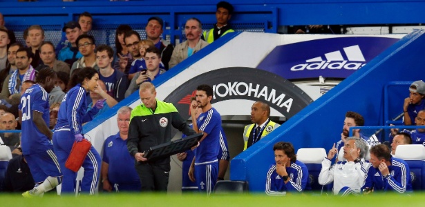 A médica Eva Carneiro e o técnico José Mourinho em treino do Chelsea - Andrew Couldridge-5.ago.2015/Reuters