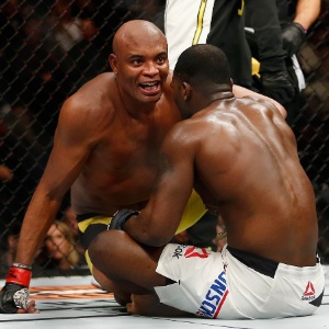 Anderson Silva cumprimenta Brunson logo após vencê-lo no UFC 208 - undefined