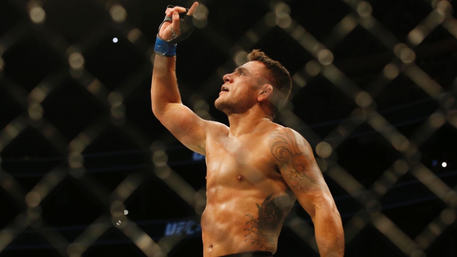 Rafael dos Anjos comemora vitória sobre Neil Magny em luta válida pelo UFC 215 - Perry Nelson/USA TODAY Sports