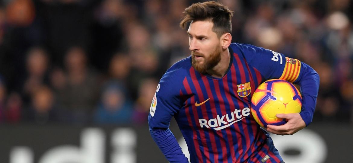 Messi marca de pênalti para o Barcelona contra o Valencia -  LLUIS GENE / AFP