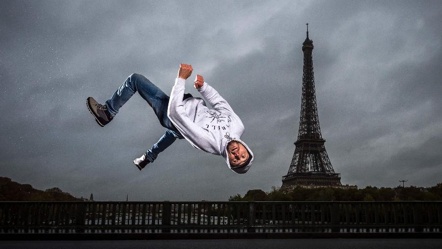  B-boy Sos pratica break dance em frente à Torre Eiffel - Lionel Bonaventure/AFP