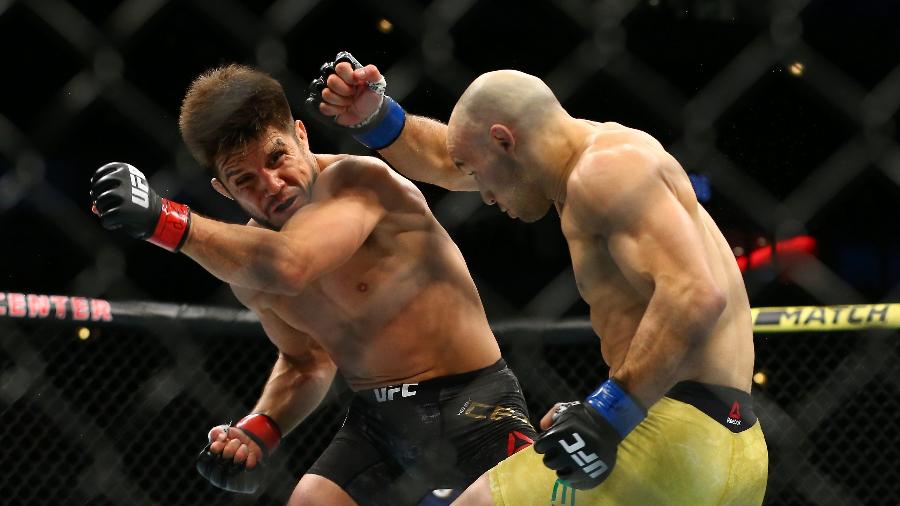 Henry Cejudo e Marlon Moraes trocam golpes no UFC 238 - Rey Del Rio/Getty Images