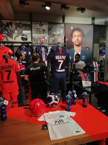 Loja do Paris Saint-Germain exibe produtos com nome de Mbappé - João Henrique Marques/UOL Esporte - João Henrique Marques/UOL Esporte
