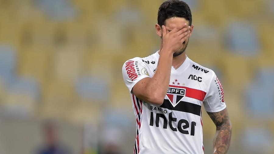 Alexandre Pato lamenta lance perdido durante partida entre São Paulo e Fluminense no Maracanã - Thiago Ribeiro/AGIF