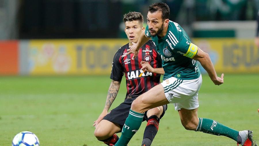 Edu Dracena e Bruno Nazario dividem bola durante Palmeiras x Atlético-PR - Daniel Vorley/AGIF