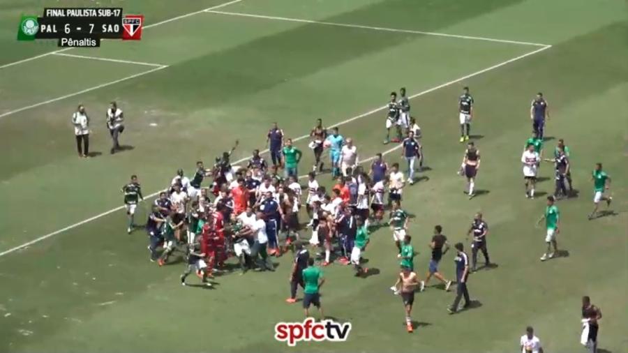 Palmeirenses foram para cima de jogadores do São Paulo durante festa por título - Reprodução/SPFCtv