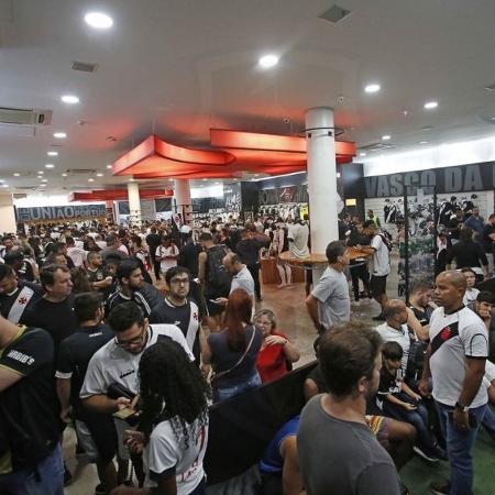 Torcedores do Vasco em fila para se associar no ano passado: clube tem hoje o maior número de sócios do Brasil - Rafael Ribeiro / Vasco