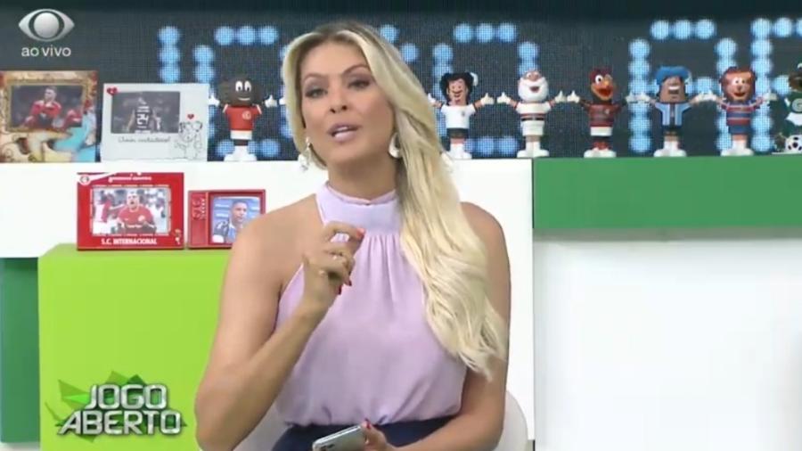 Renata Fan passa perrengue ao vivo no Jogo Aberto; assista