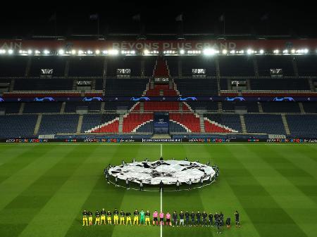 PSG e Borussia Dortmund se enfrentaram em Paris com portões fechados pelas oitavas da Champions - AFP PHOTO / GETTY / UEFA