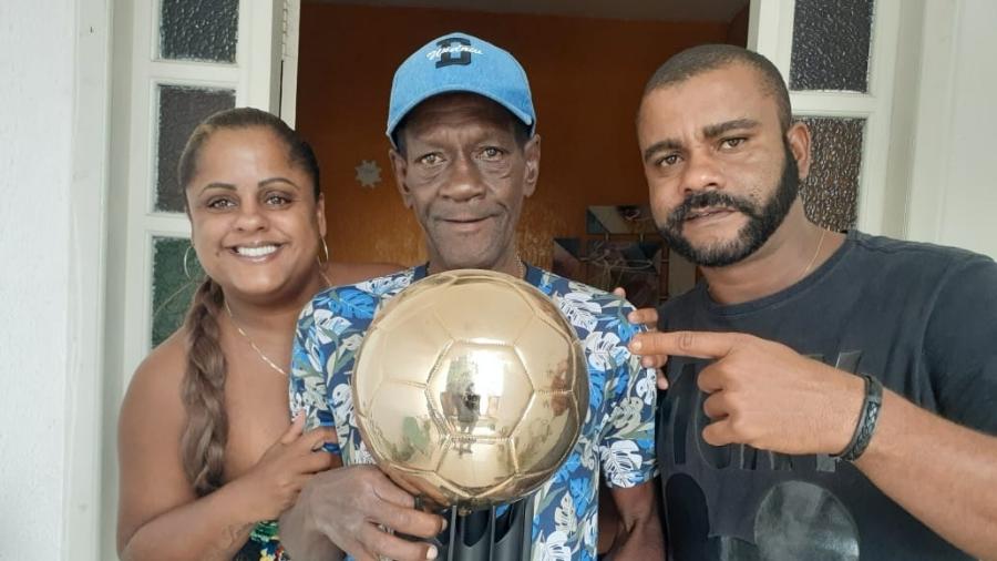 Marinho, ex-jogador do Bangu e do Botafogo que chegou à seleção, e seus filhos: Priscila e João - Arquivo Pessoal