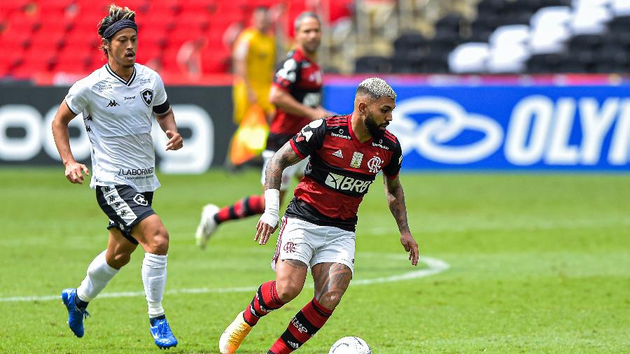 Honda e Gabigol durante o clássico Flamengo x Botafogo. Camisa 9 se lesionou na partida - Thiago Ribeiro/AGIF