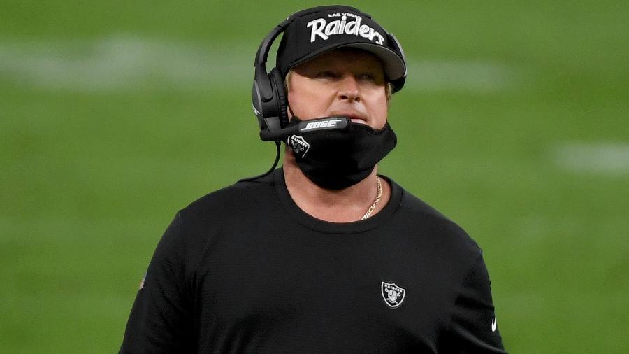 Técnico Jon Gruden, do Las Vegas Raiders, faz uso incorreto de máscara durante jogo da NFL - Getty Images