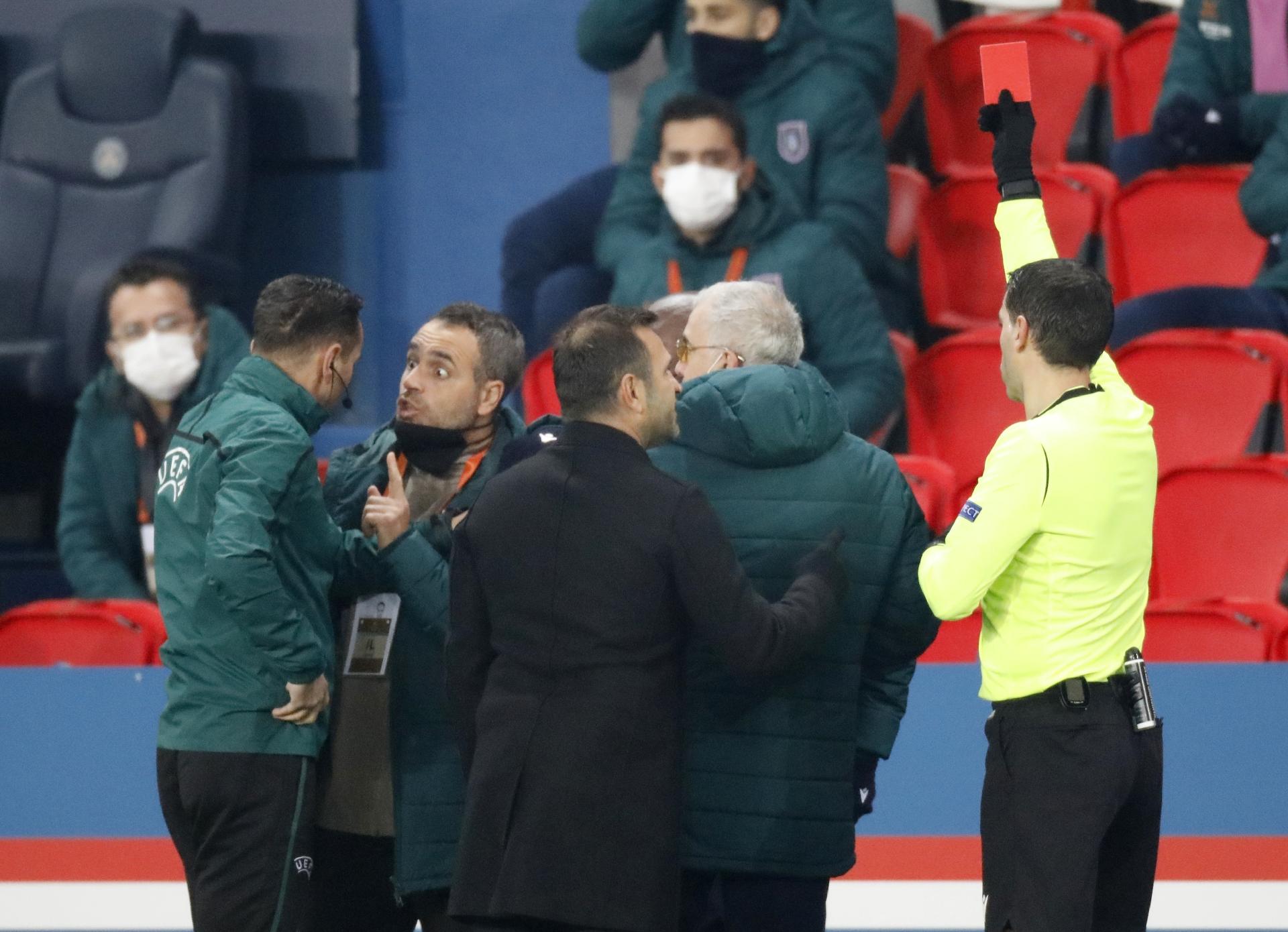 Momento em que o árbitro da partida expulsa integrante do Istanbul - REUTERS/Charles Platiau