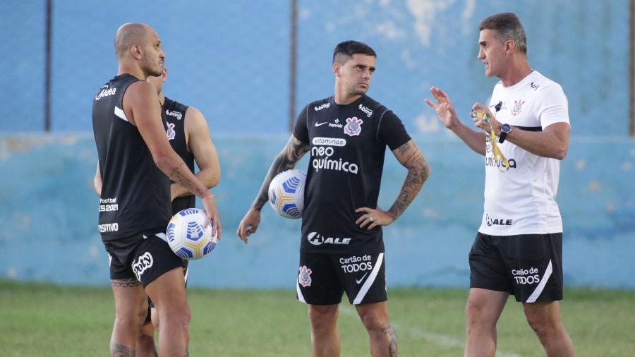 Vagner Mancini conversa com Fábio Santos e Fagner na véspera da estreia do Corinthians na Copa do Brasil  - Rodrigo Coca/ Ag. Corinthians 