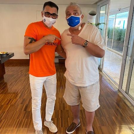 Ricardo Rocha e Branco comemoram a saída do ex-lateral esquerdo do hospital - Reprodução/Twitter