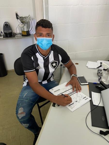 Botafogo acertou com o atacante Lucas Goiano para o sub-20 - Divulgação