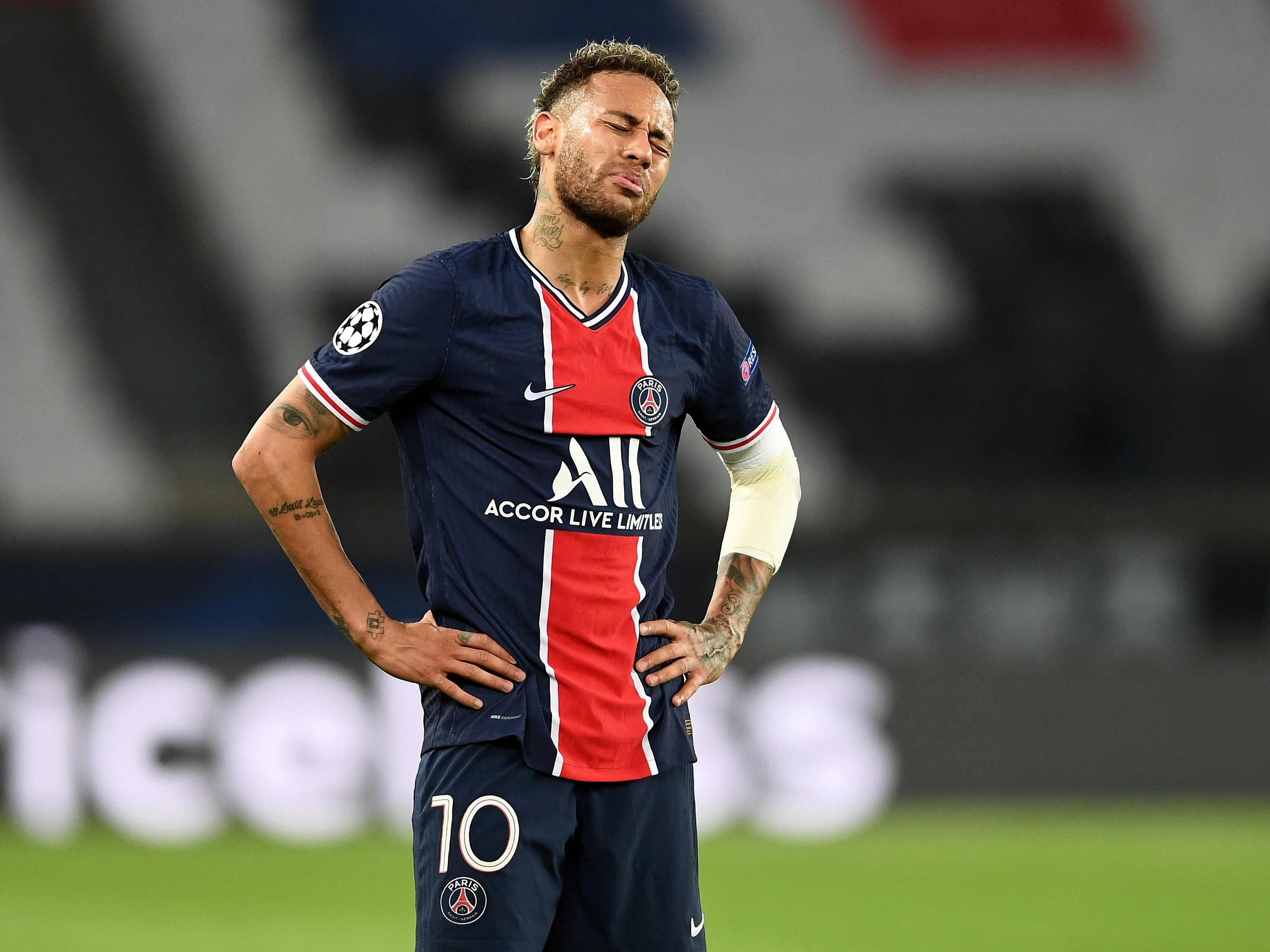 Neymar lança cores quentes das grifes no frio outono de Paris