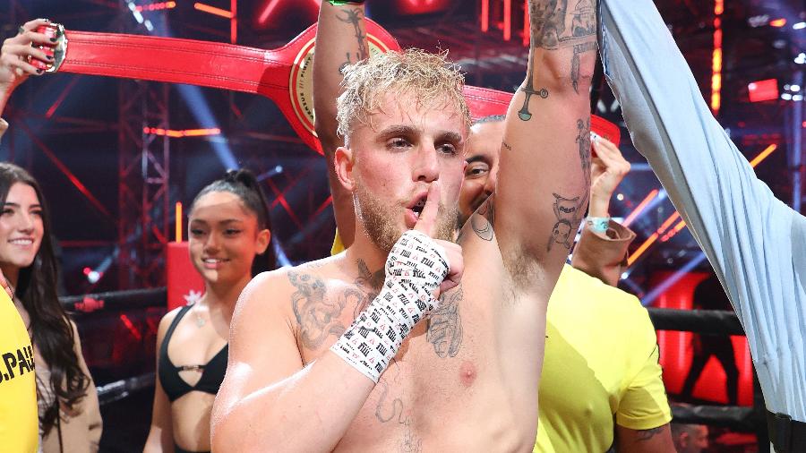 Youtuber Jake Paul celebra vitória contra Ben Askren, em 2017 - Al Bello/Getty Images for Triller