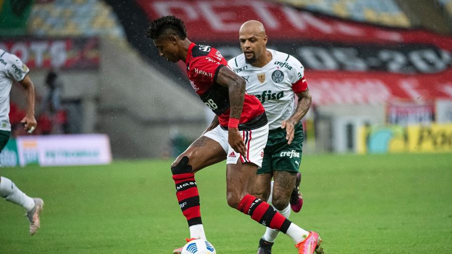 Bruno Henrique é marcado por Felipe Melo em jogo entre Flamengo e Palmeiras - Alexandre Vidal / Flamengo