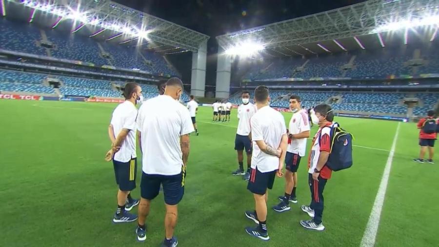 Jogadores da Colômbia fazem reconhecimento do gramado na Arena Pantanal, em Cuiabá (MT) - Reprodução / Conmebol TV