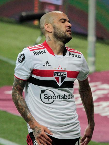 Daniel Alves lamenta durante Palmeiras x São Paulo pela Libertadores - VINICIUS NUNES/AGÊNCIA F8/ESTADÃO CONTEÚDO