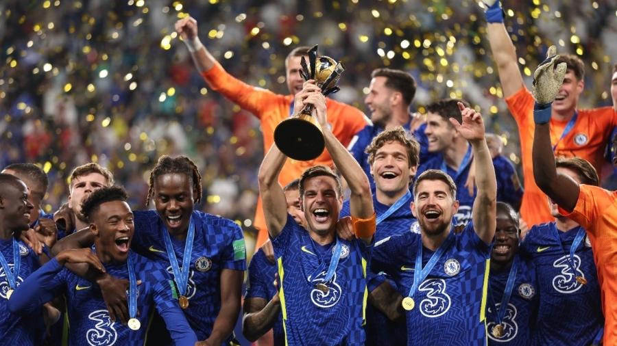 Azpilicueta, capitão do Chelsea, ergue troféu de campeão do Mundial de Clubes - Matthew Ashton - AMA/Getty Images