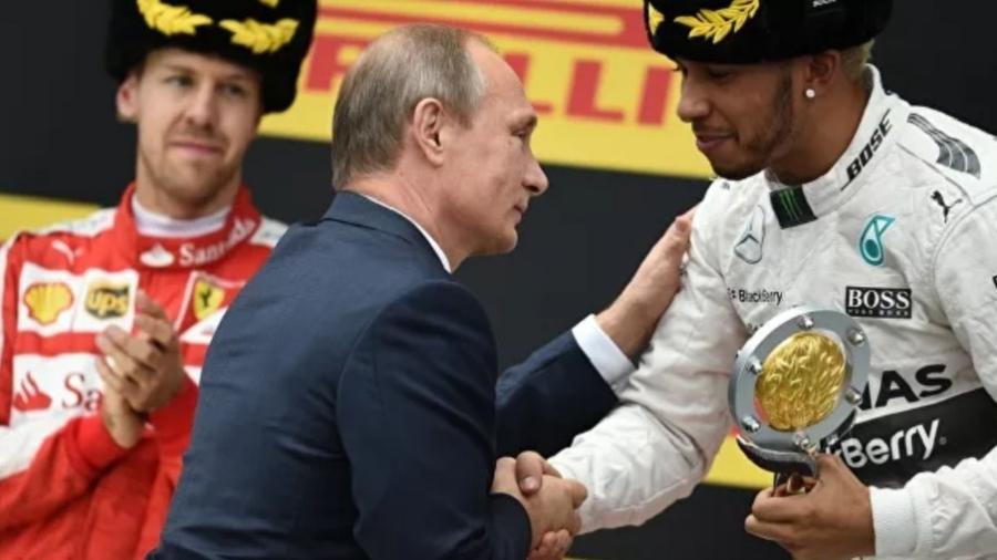  O presidente russo, Vladimir Putin, com Sebastian Vettel e Lewis Hamilton no pódio do GP da Rússia de 2015 - Reprodução