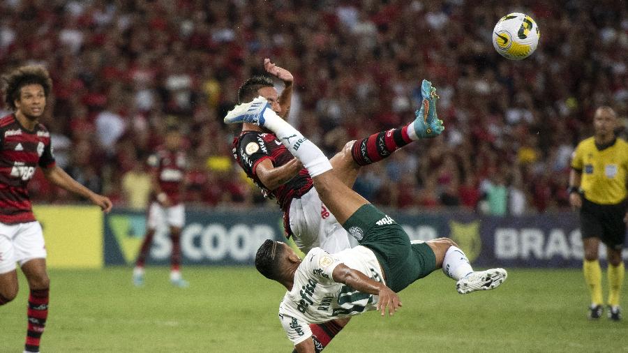 Rony tenta bicicleta na partida entre Flamengo e Palmeiras, no Maracanã; o 0 a 0 foi um mau resultado para ambos - DELMIRO JUNIOR/AGÊNCIA O DIA/AGÊNCIA O DIA/ESTADÃO CONTEÚDO