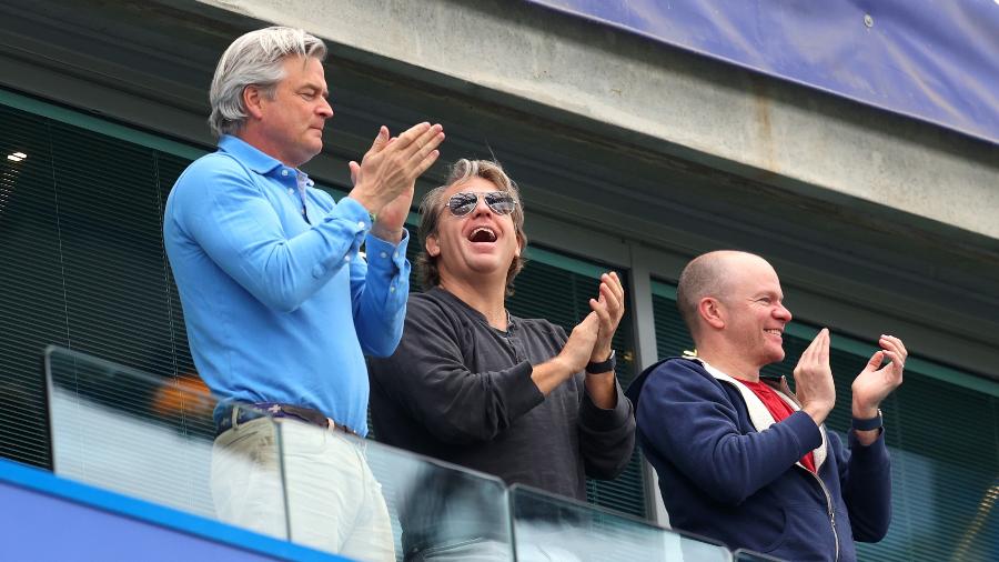 Todd Boehly (centro), acompanha jogo do Chelsea contra o Wolves - Catherine Ivill/Getty Images