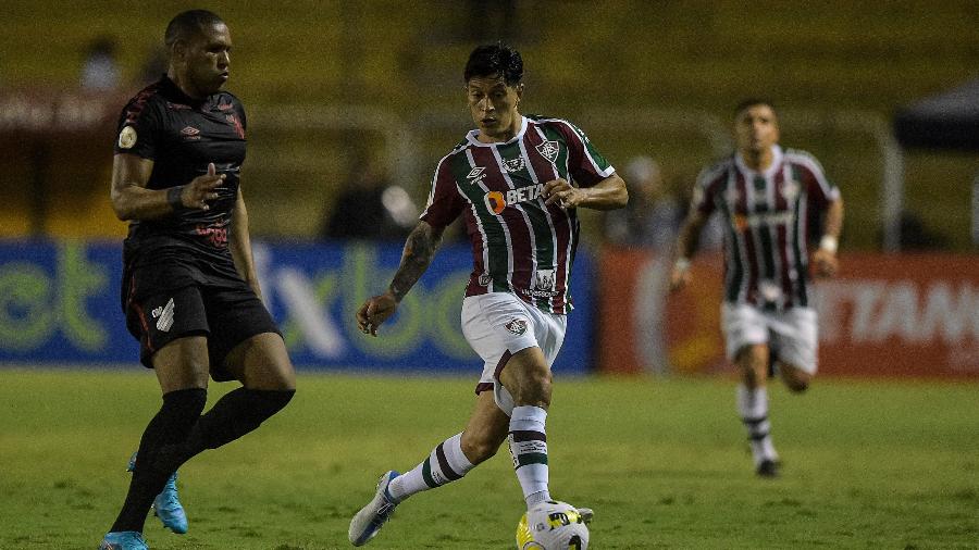 Germán Cano disputa a bola com Matheus Felipe durante jogo entre Fluminense e Athletico-PR pelo Brasileirão - Thiago Ribeiro/AGIF