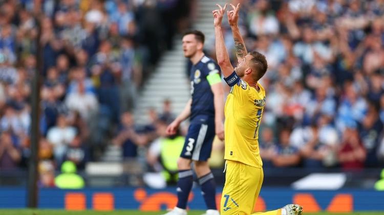 Yarmolenko comemora seu gol sobre a Escócia na repescagem europeia para a Copa do Mundo - Robbie Jay Barratt - AMA/Getty Images - Robbie Jay Barratt - AMA/Getty Images