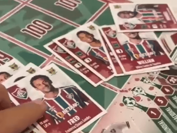 Torcedor do Fluminense 'doutrina' filho usando álbum de figurinhas