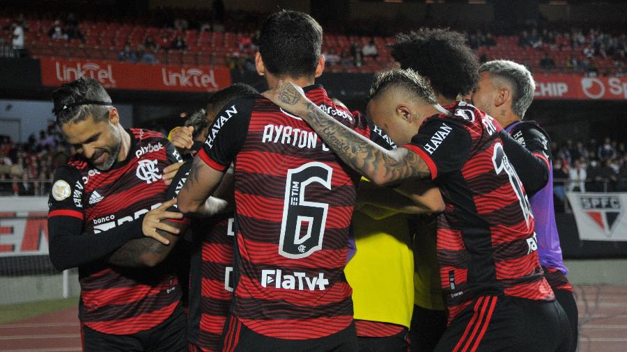 Jogadores do Flamengo comemoram gol contra o São Paulo no Brasileirão - EDUARDO CARMIM/AGÊNCIA O DIA/ESTADÃO CONTEÚDO