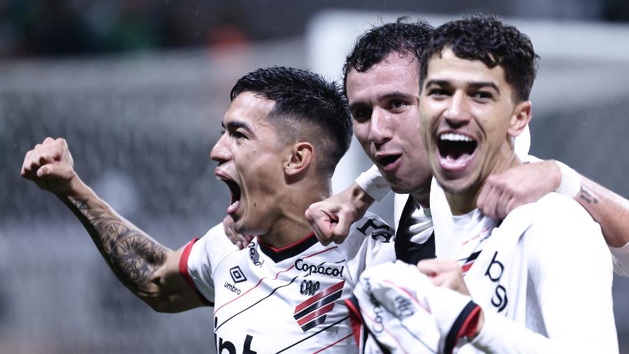 Jogadores do Athletico-PR comemoram classificação contra o Palmeiras na Libertadores - Ettore Chiereguini/AGIF