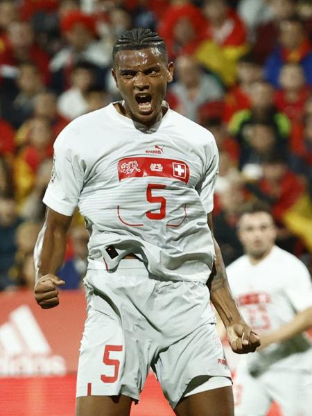 Manuel Akanji comemora após marcar para a Suíça contra a Espanha pela Liga das Nações - Juan Medina/Reuters 