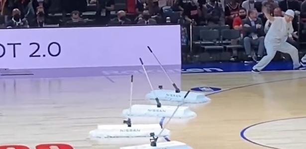 日本のNBAの試合でモップロボットが注目される