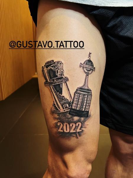 Ayrton Lucas tatuou as conquistas com o Flamengo em 2022 - Reprodução/Instagram