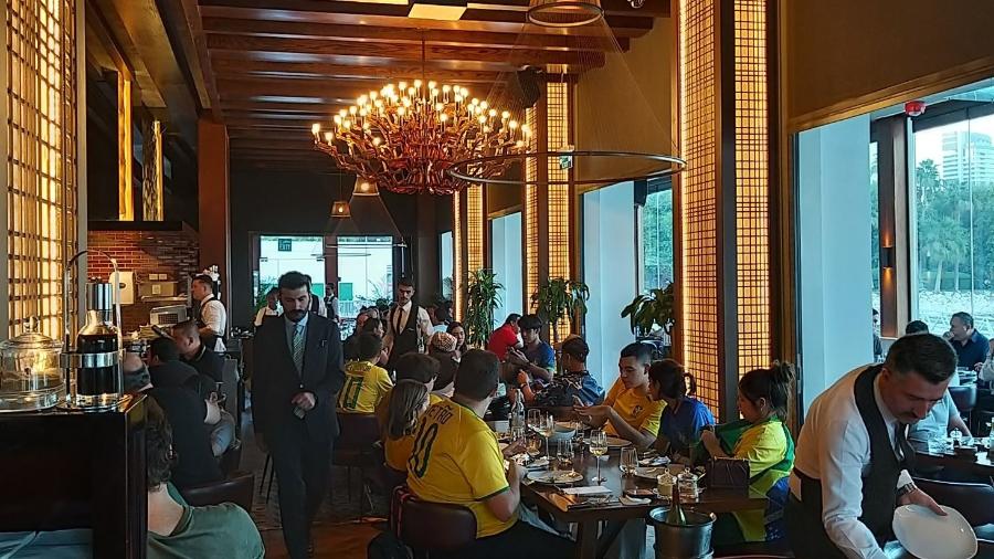 Brasileiros almoçam no restaurante Nasr-Et, em Doha, que serve o famoso bife de ouro - Adriano Wilkson/UOL