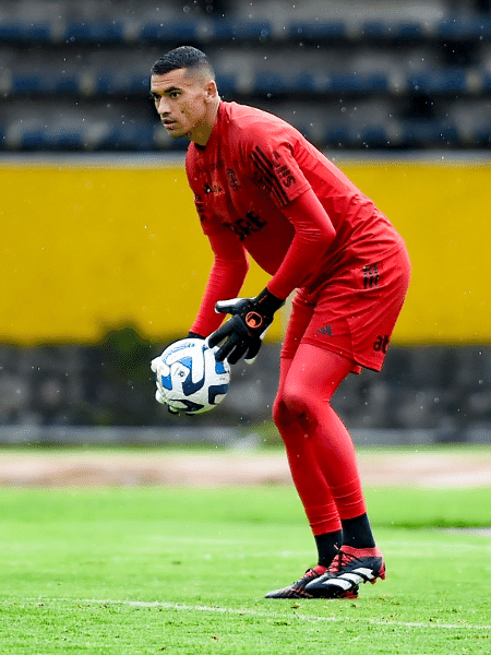 Santos, goleiro do Flamengo, em treino no Estádio Olímpico Atahualpa.