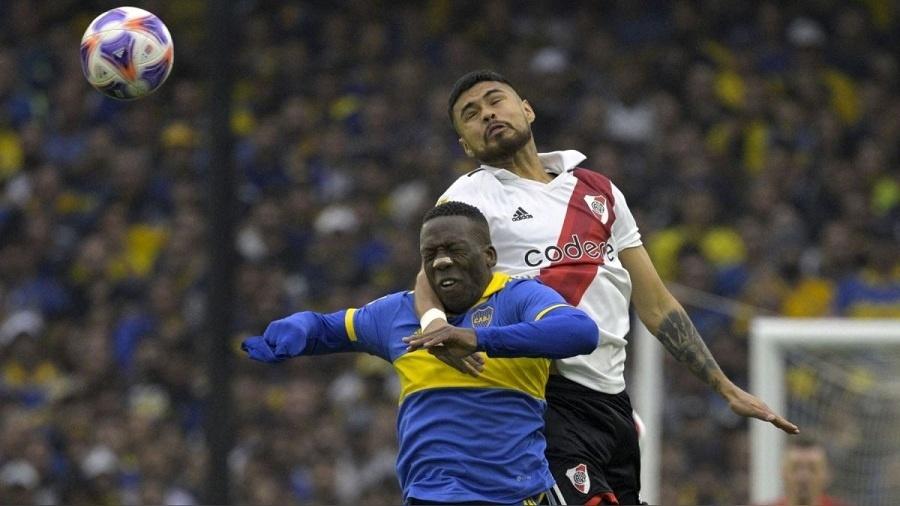Paulo Díaz, do River, e Luis Advincula, do Boca, disputa bola no "superclássico" - CARP Twitter