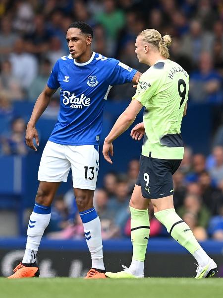 Yerry Mina e Erling Haaland se estranharam na partida entre Everton x Manchester City - Michael Regan/Getty Images