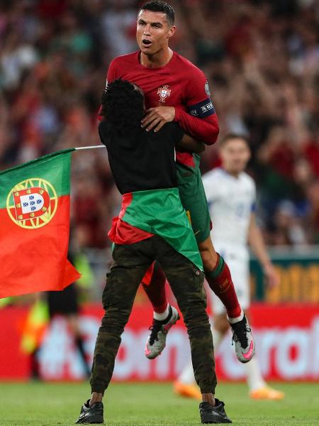 Cristiano Ronaldo é levantado por torcedor que invadiu o campo  - Carlos Costa/AFP