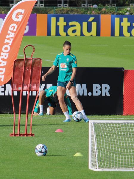 Rafaelle fez uma parte do treino com a seleção brasileira na Granja Comary - Luiza Sá/UOL