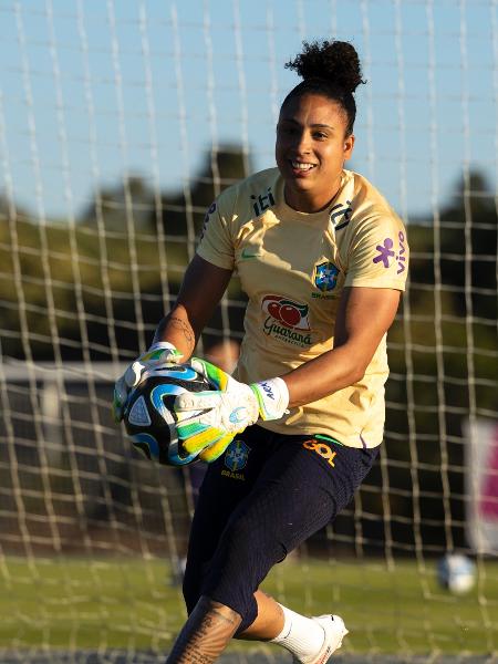 Letícia Izidoro, também conhecida como Lelê, durante treino da seleção brasileira feminina 