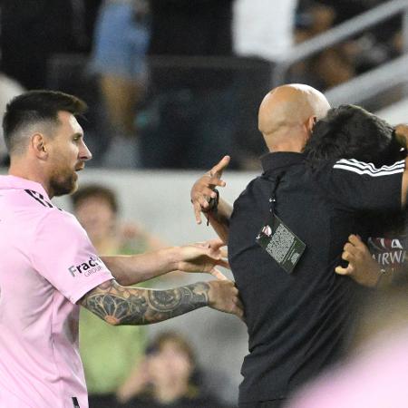 Yassine Cheuko barra torcedor que invadiu gramado para abraçar Lionel Messi