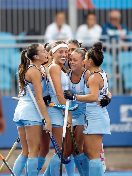 Equipe feminina da Argentina festeja um gol no hóquei sobre grama do Pan