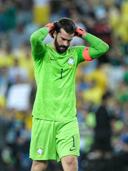 Alisson se lamenta durante derrota do Brasil para a Argentina, pelas Eliminatórias