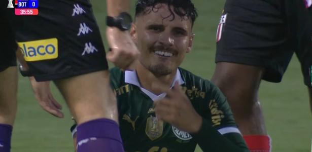 Veiga conserta dente quebrado em partida do Palmeiras e exibe sorriso