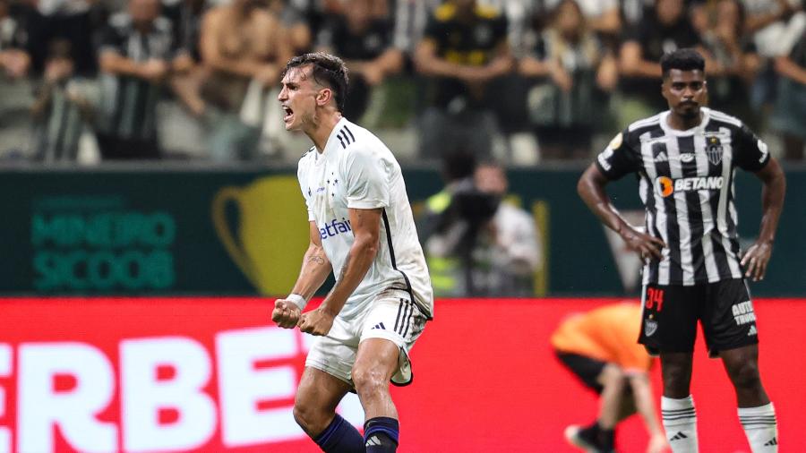 Dinenno, do Cruzeiro, comemora seu gol contra o Atlético, na final do Mineiro